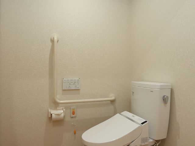 手すり付きトイレ トイレ  安全に配慮されたトイレには、手すりが設置されており、安心してご利用いただけます。