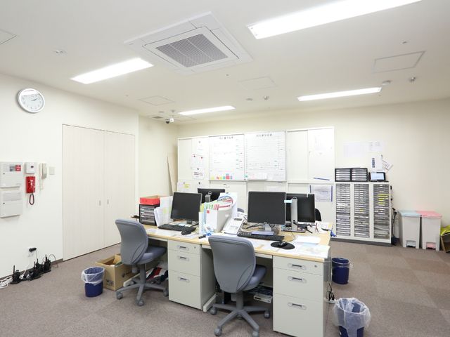 スタッフ用オフィス スタッフルーム 整理整頓されたスタッフ用のオフィススペースです。作業に必要な備品が整えられ、効率的な環境が保たれています。