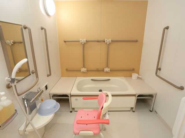 バリアフリー対応の洗面台 浴室 手すり付きの洗面台で、安全かつ快適に利用できる空間です。バリアフリー設計で、利用者の自立をサポートしています。