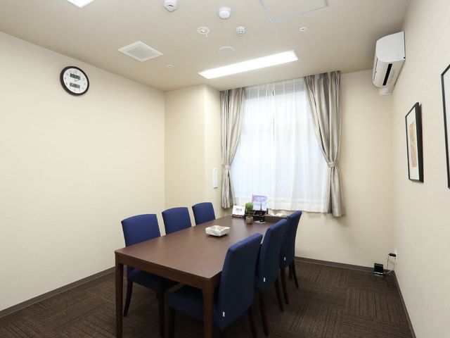 快適なダイニングスペース 談話室  落ち着いた色調の食堂です。集まる方々の会話が弾むような明るく開放的な空間が広がっています。