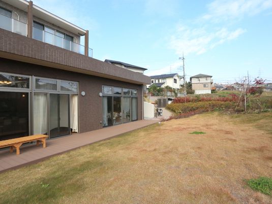  広々とした施設の庭  