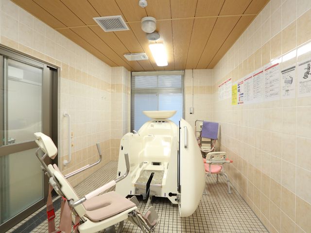 清潔な浴室設備 浴室 安心してご利用いただける、広々とした清潔感のあふれる浴室です。手すり等も整っており、安全面に配慮した設計になっております。