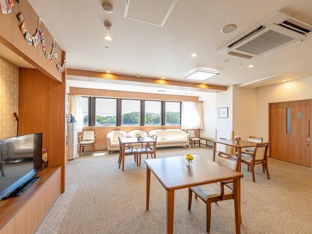 清潔感溢れるリビング リビング 日々の業務は、この明るく開放的なリビングで、入居者様の快適な生活をサポートすることです。