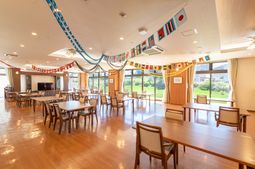 広々とした明るい食堂