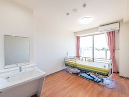 明るい個室の居室