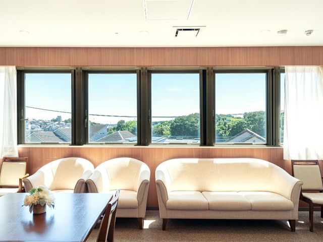 広々としたラウンジ空間 ホール 陽光が差し込む落ち着いたラウンジで、ゆったりとした時間を過ごす様子を想像してみてください。窓からは穏やかな景色が望め、癒しのひと時を提供します。