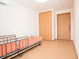 シンプルなベッドの居室