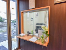 受付と窓のある部屋