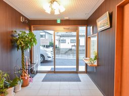 エントランスの明るい空間