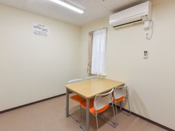 シンプルな会議室