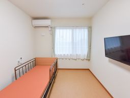 シンプルな居室の様子