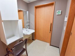 洗面台とクローゼットのある室内
