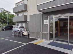 エントランスと駐車場の様子