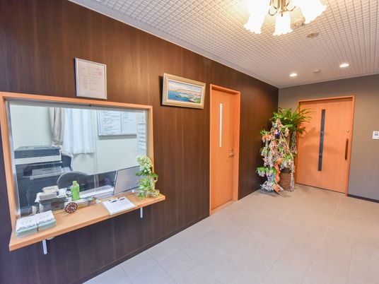 フロントのある玄関