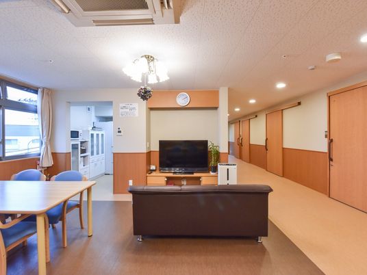 共有スペースの広々とした部屋