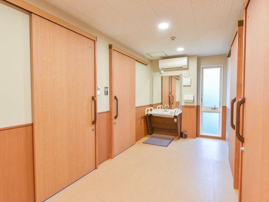 洗面台付きの明るい廊下