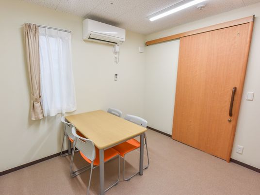 シンプルな居室のテーブル