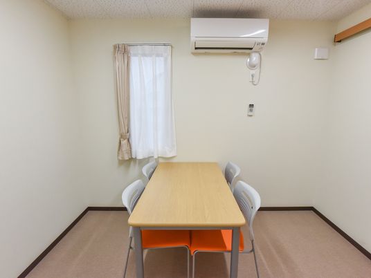 シンプルな会議室の様子