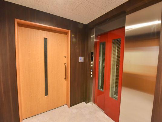 エレベーターと木目の扉