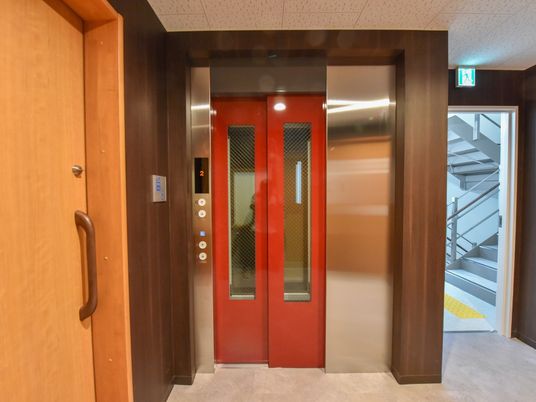赤い扉のエレベーター