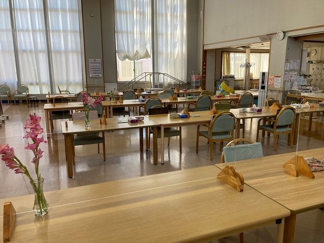 明るい食堂のテーブル 食堂   大きな窓から自然光が入る、開放感のある食堂です。テーブル間にゆとりがあり、働く方も動きやすそうです。