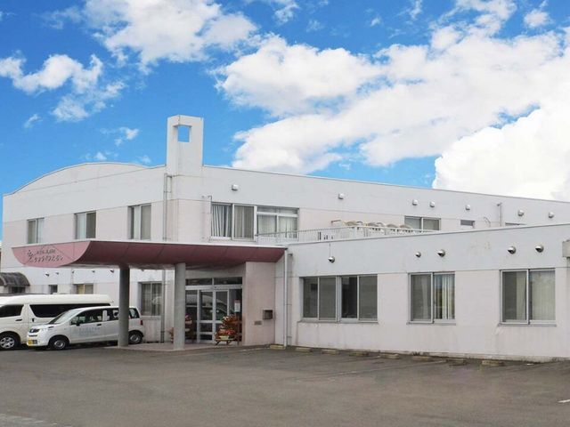 施設の外観 外観   青空の下に建つ明るい外観です。車寄せがあり、出入りしやすそうなつくりです。