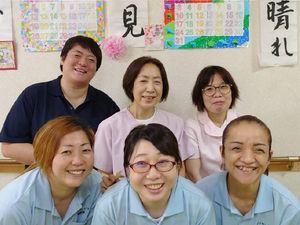 職員集合の掲示前ロビー  
