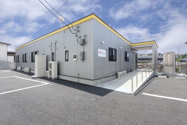 スロープ付きの建物外観