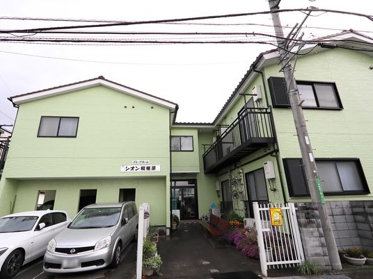 緑色の建物の外観