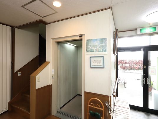 エレベーターと階段のある空間