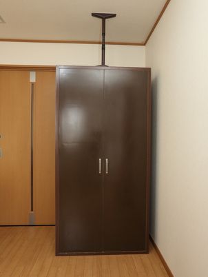 茶色の洋室クローゼット