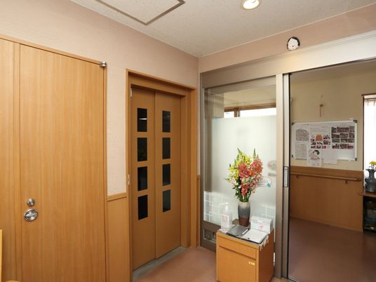 エントランスの木製ドア