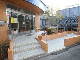 明るいエントランスの風景