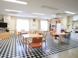 明るい共用リビング空間