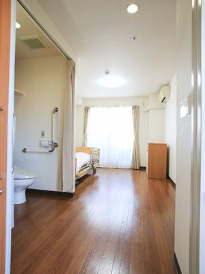 ベッドとトイレのある居室
