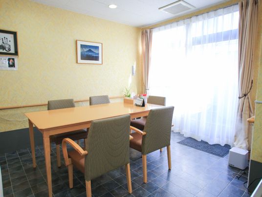 明るいダイニングスペース