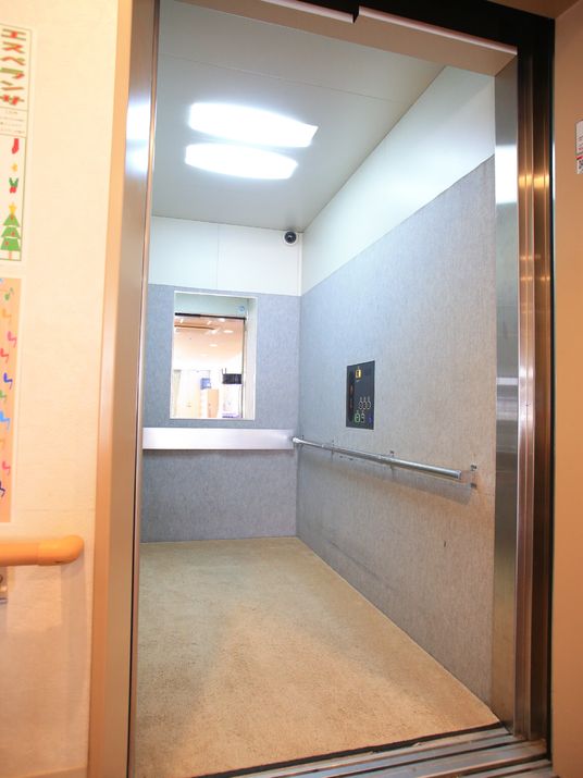 明るいエレベーター空間