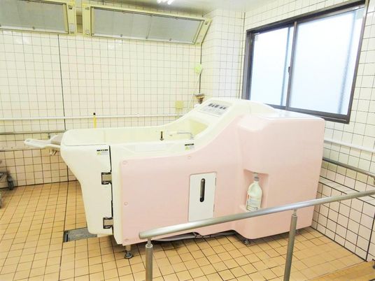 ピンクの特殊浴槽