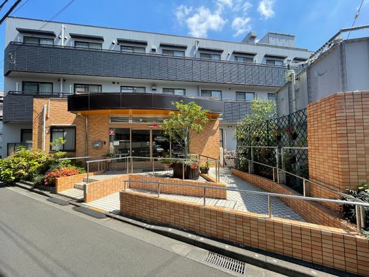 日差しが明るいエントランス