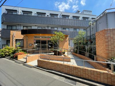日差しが明るいエントランス