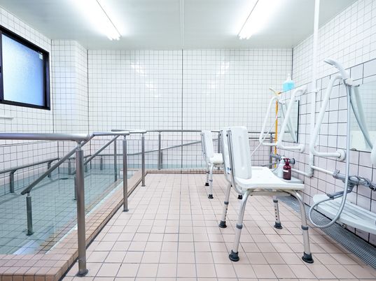 バリアフリーの清潔な浴室