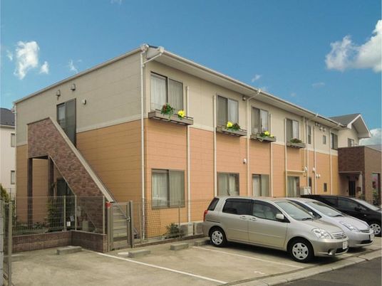 明るい外観の施設