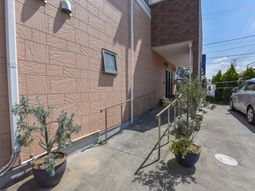 明るいエントランス外観