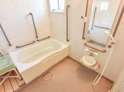 バリアフリーの明るい浴室