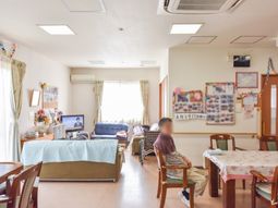 明るい居間と居住者