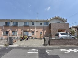 明るい外観の建物