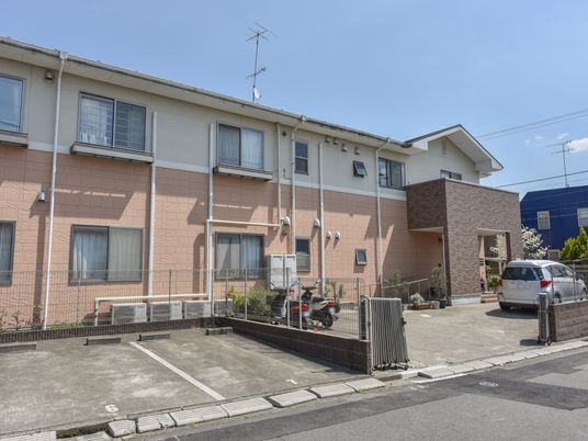 ピンク色の外壁の建物