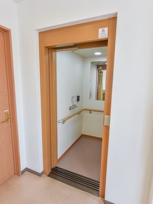 手すり付き廊下の入口