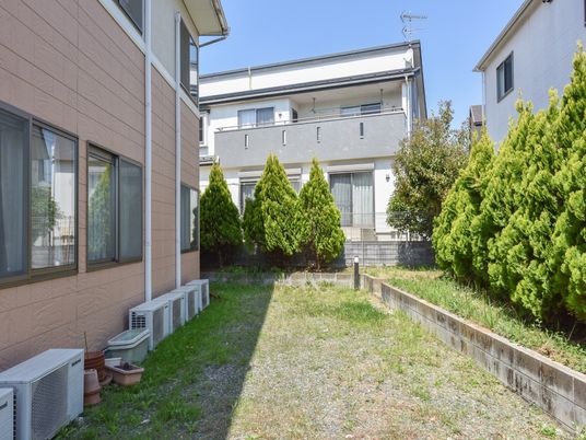 緑豊かな施設の中庭