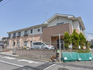 明るい外観の建物